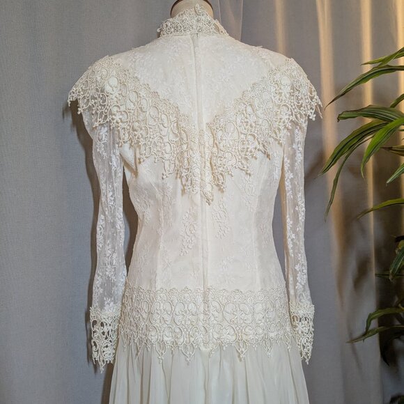 Jessica McClintock Ivory Lace Bridal Gown - Picture 4 of 15